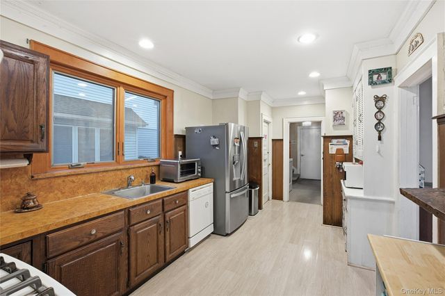 152 Rockaway Parkway, Valley Stream, NY 11580