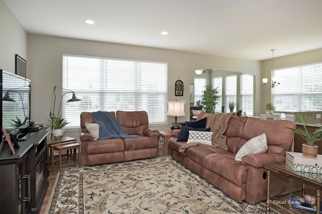 980 Prescott Lane, Pingree Grove, IL 60140