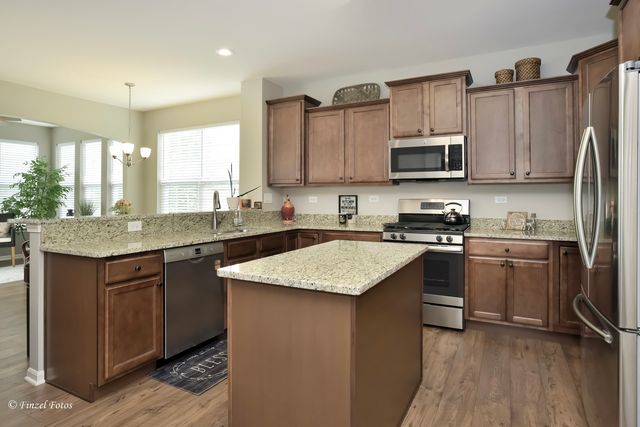 980 Prescott Lane, Pingree Grove, IL 60140