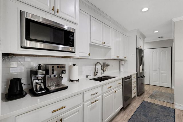 2914 W LAKE AVENUE, Tampa, FL 33607