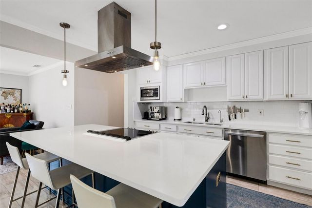 2914 W LAKE AVENUE, Tampa, FL 33607