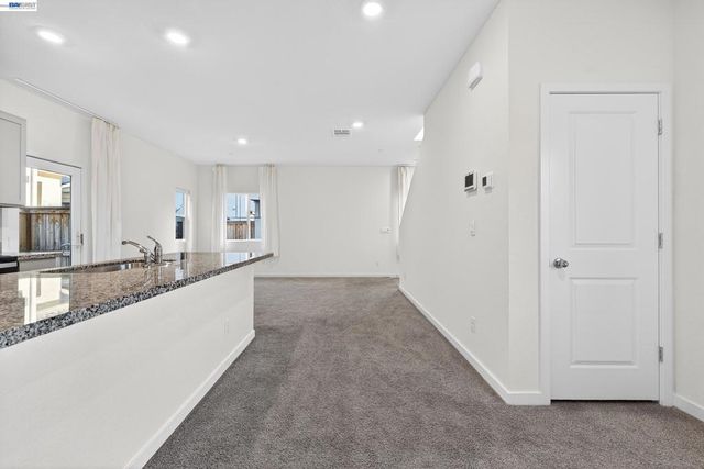 7000 Santa Venetia Pl, Roseville, CA 95747