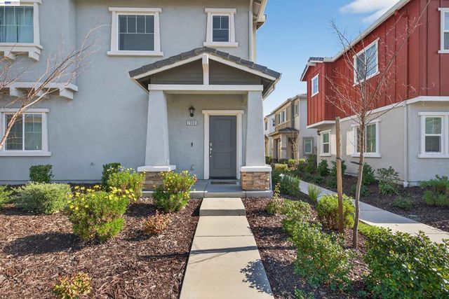 7000 Santa Venetia Pl, Roseville, CA 95747