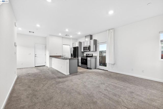7000 Santa Venetia Pl, Roseville, CA 95747