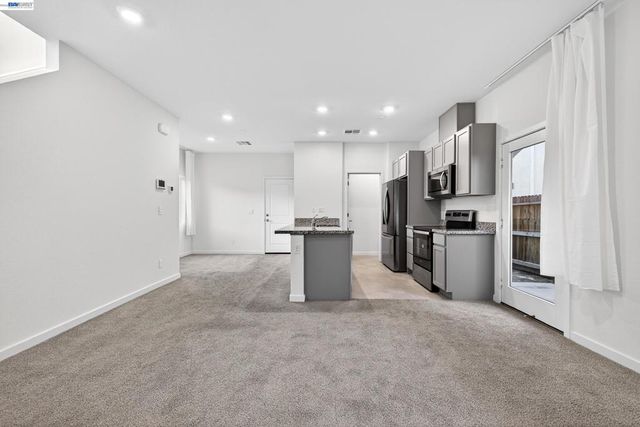 7000 Santa Venetia Pl, Roseville, CA 95747