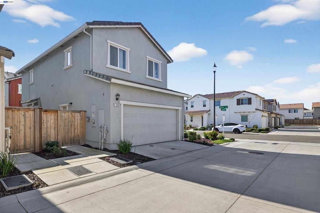 Image 3 of property listing at 7000 Santa Venetia Pl, Roseville, CA 95747