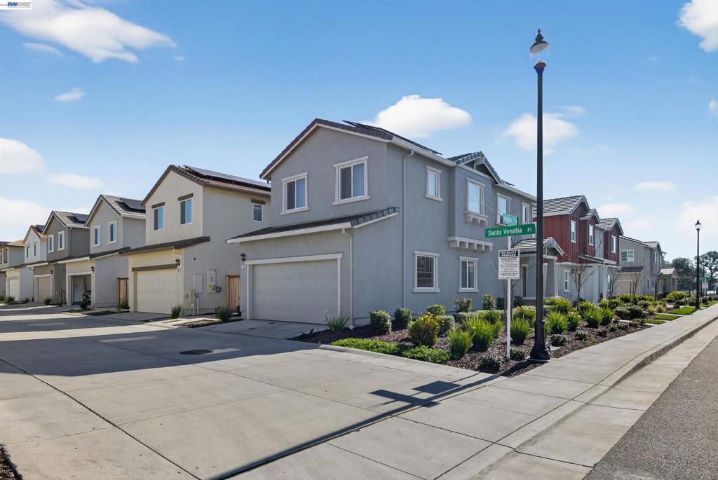 Image 4 of property listing at 7000 Santa Venetia Pl, Roseville, CA 95747