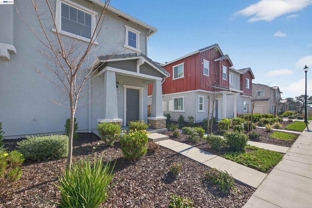 Image 5 of property listing at 7000 Santa Venetia Pl, Roseville, CA 95747