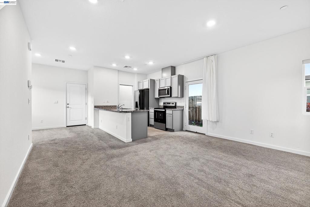 Image 6 of property listing at 7000 Santa Venetia Pl, Roseville, CA 95747