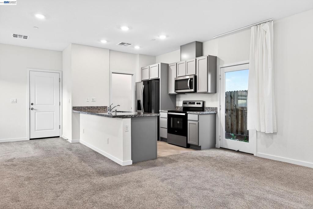 Image 7 of property listing at 7000 Santa Venetia Pl, Roseville, CA 95747