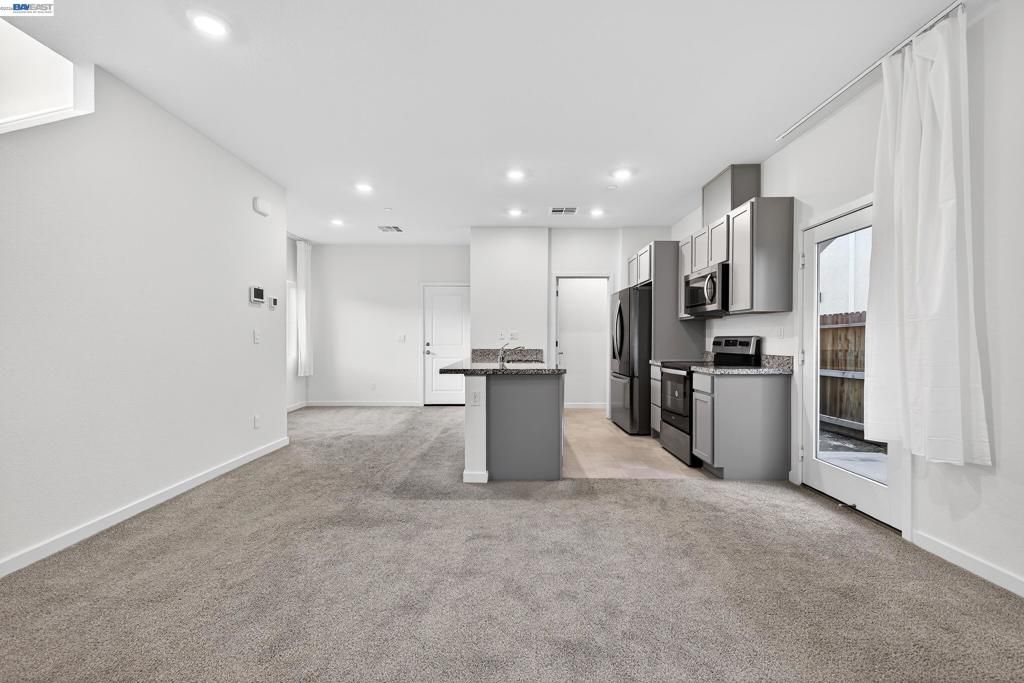 Image 8 of property listing at 7000 Santa Venetia Pl, Roseville, CA 95747