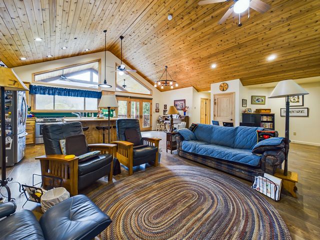 10 Estabrook Lane, Trinity Center, CA 96091