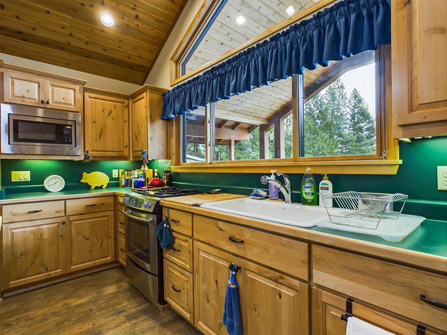 10 Estabrook Lane, Trinity Center, CA 96091