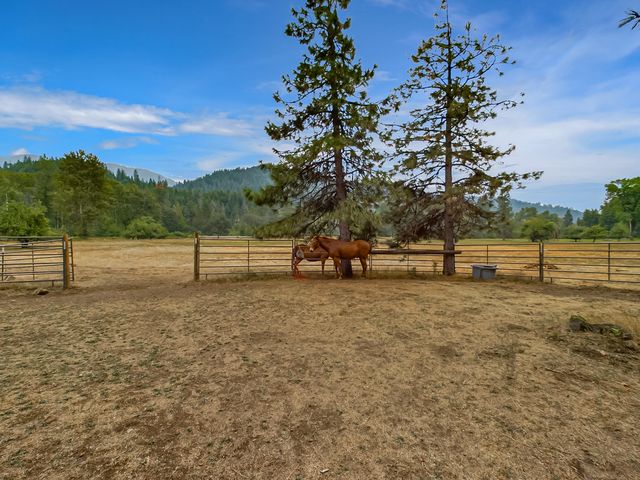 10 Estabrook Lane, Trinity Center, CA 96091