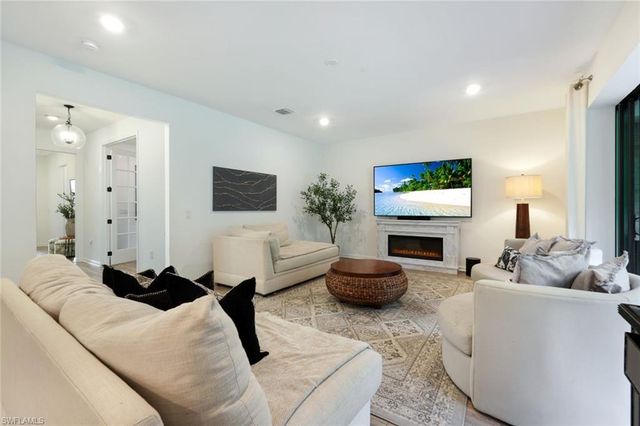 10427 VENTANA LN, Naples, FL 34120