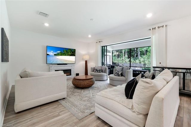 10427 VENTANA LN, Naples, FL 34120