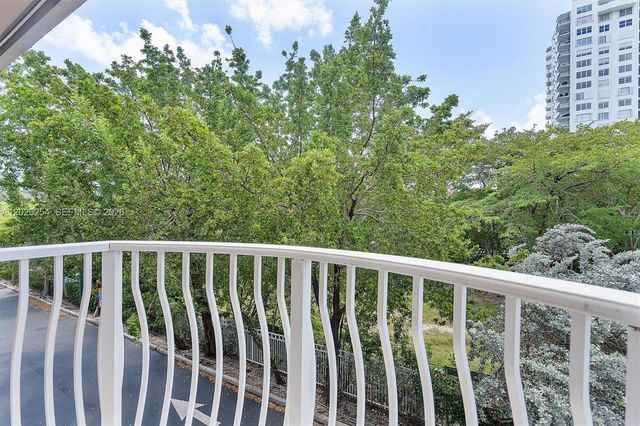 2704 NE 184th Ter, Aventura, FL 33160