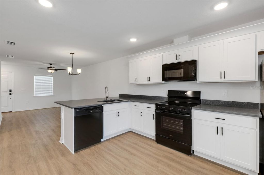 Image 13 of property listing at 902 / 904 CAPTIVA POINT, Lakeland, FL 33801