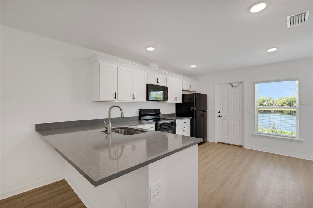 Image 10 of property listing at 902 / 904 CAPTIVA POINT, Lakeland, FL 33801