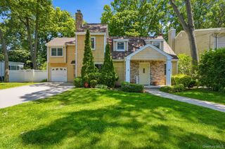 2595 Yorktown Street, Oceanside, NY 11572