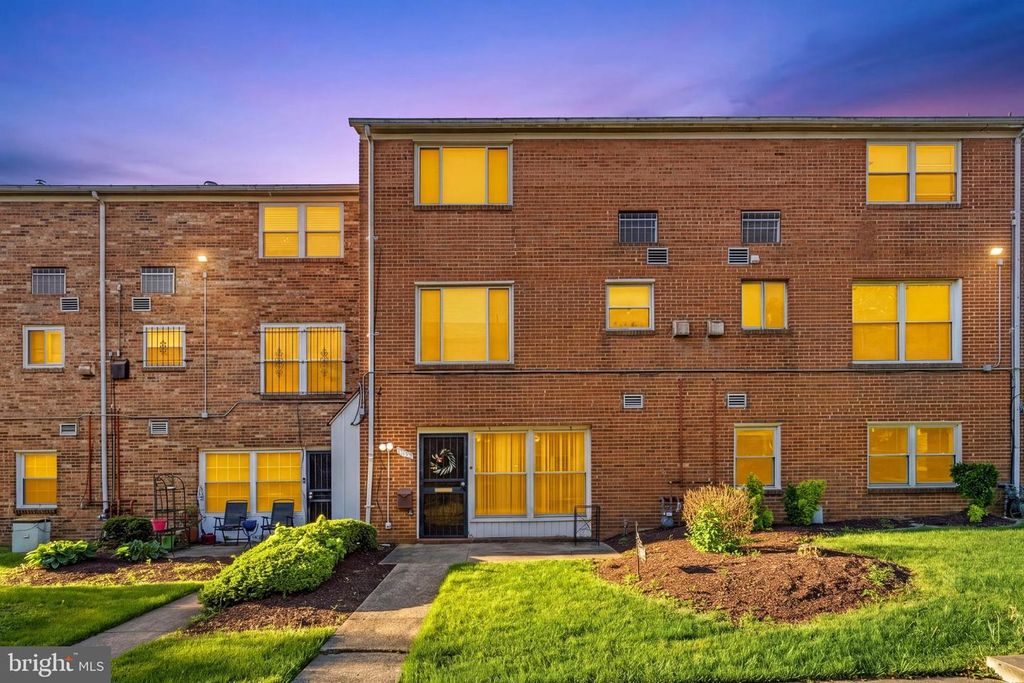 Image 3 of property listing at 1983 ADDISON RD S, District Heights, MD 20747