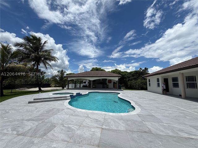19690 SW 210th St, Miami, FL 33187