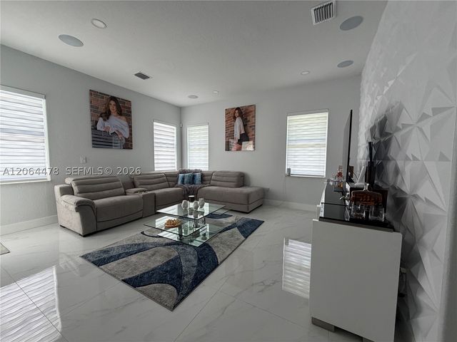 19690 SW 210th St, Miami, FL 33187