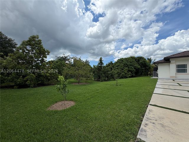 19690 SW 210th St, Miami, FL 33187
