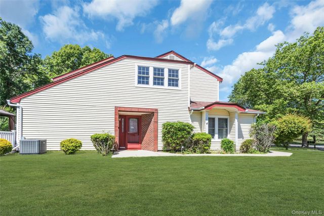 13 Potomac Court, Coram, NY 11727