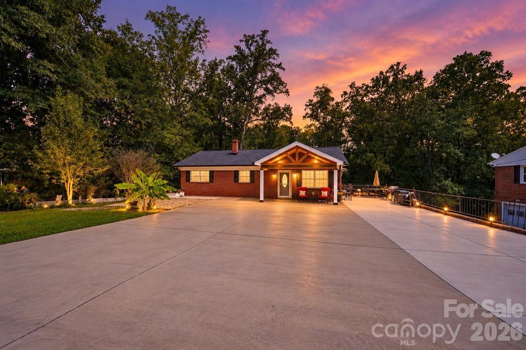 100 30th Avenue NW, Hickory, NC 28601