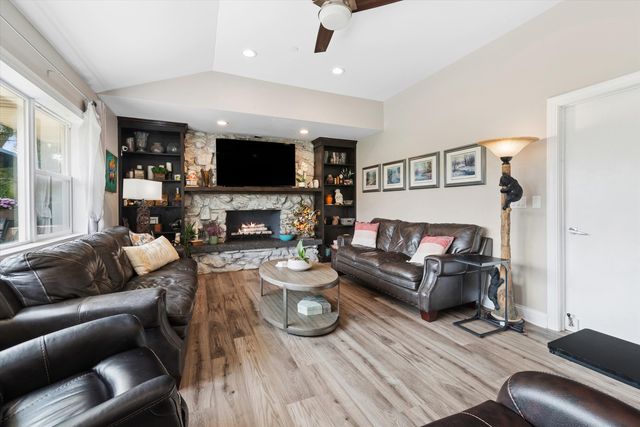 6441 S Richmond Avenue, Willowbrook, IL 60527