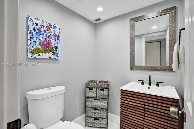 2750 NE 183rd St 2412, Aventura, FL 33160