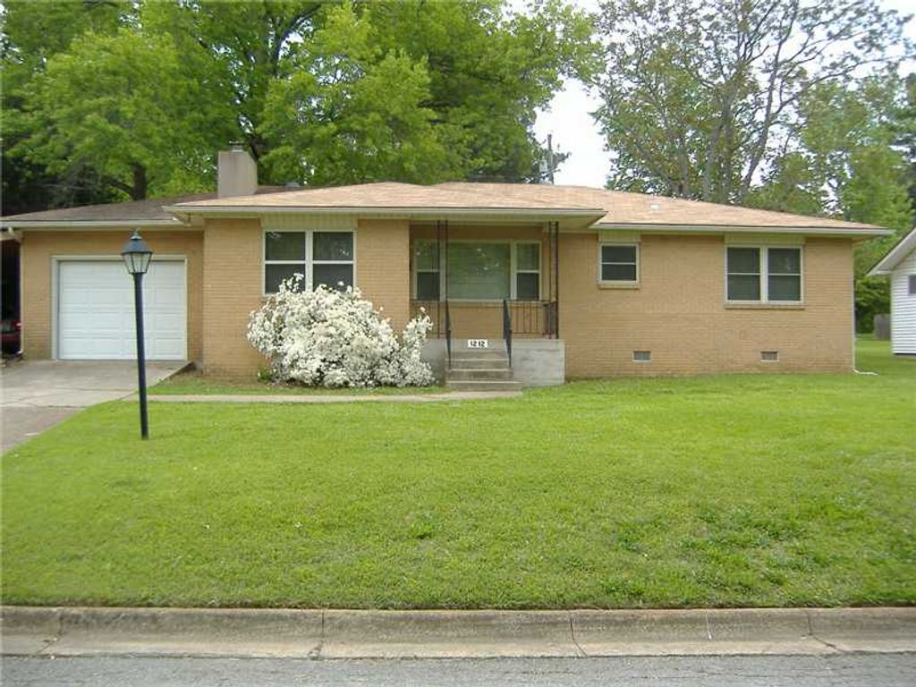 1212 W Pine Street, Rogers, AR 72756