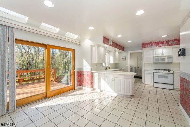 29 Radcliffe Dr, Roxbury Twp., NJ 07876