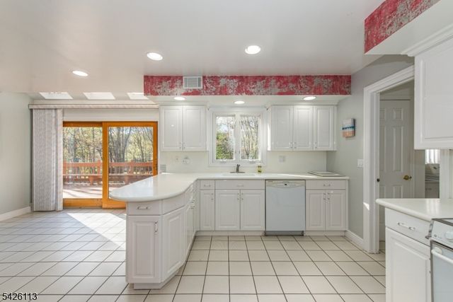 29 Radcliffe Dr, Roxbury Twp., NJ 07876