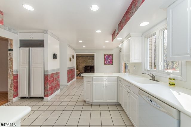 29 Radcliffe Dr, Roxbury Twp., NJ 07876