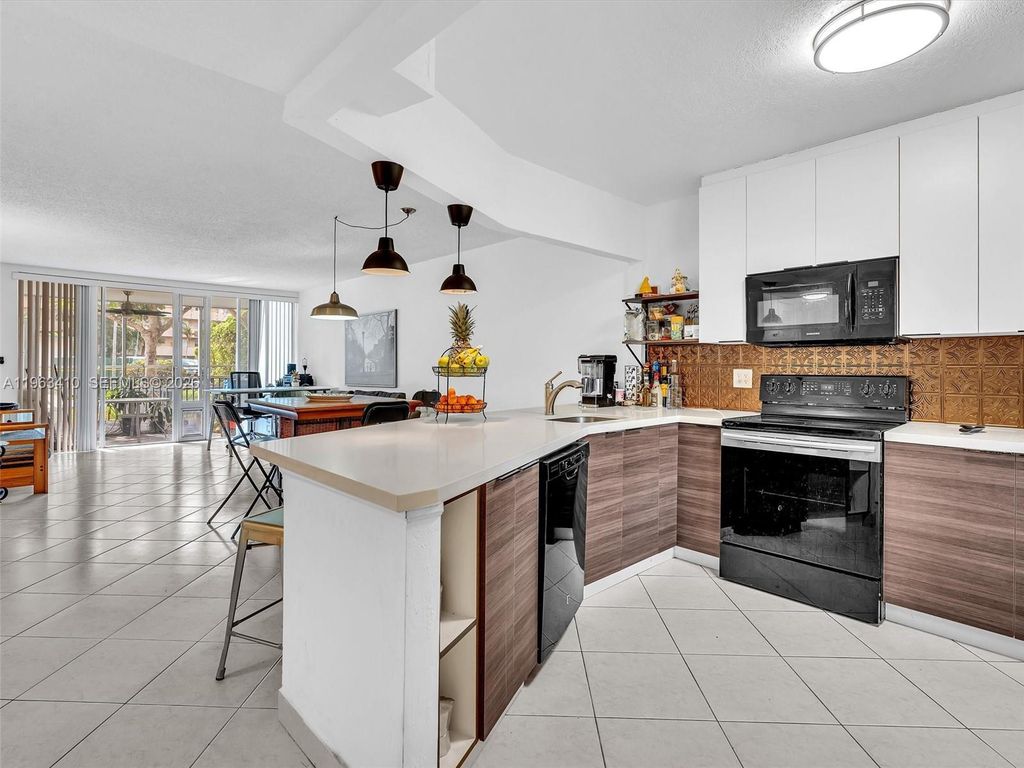 1770 NE 191st St 116-1, Miami, FL 33179