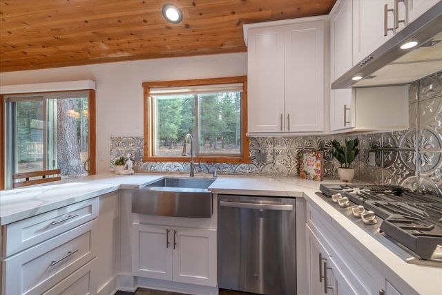 14217 Gyrfalcon Street, Truckee, CA 96161