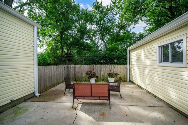 512 Earnshaw Drive, Kettering, OH 45429
