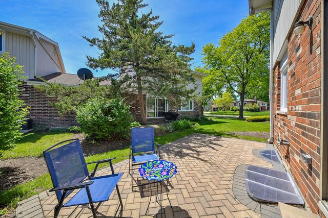 1696 Darwin Court, Wheaton, IL 60189