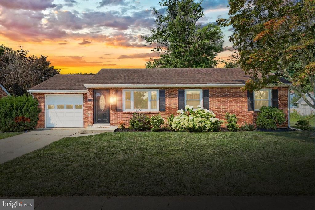 Image 1 of property listing at 114 EMIG ST, York, PA 17406