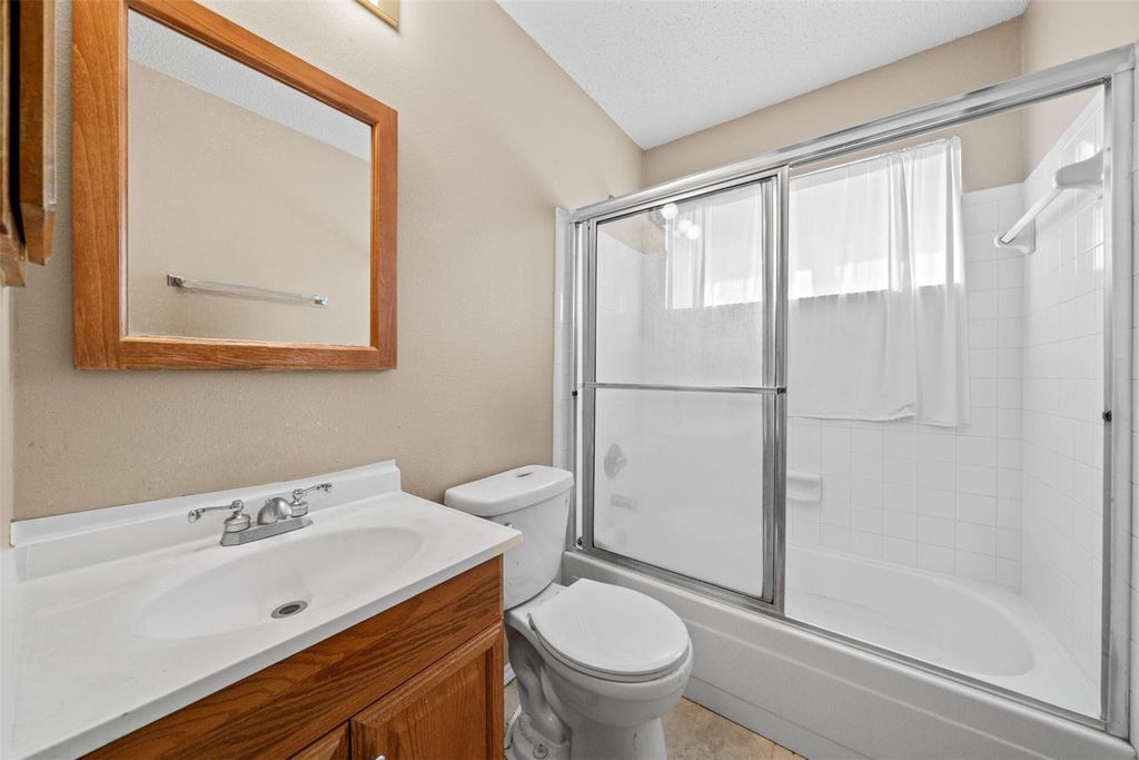 Image 10 of property listing at 6211 Sandy Hollow Drive, Katy, TX 77449