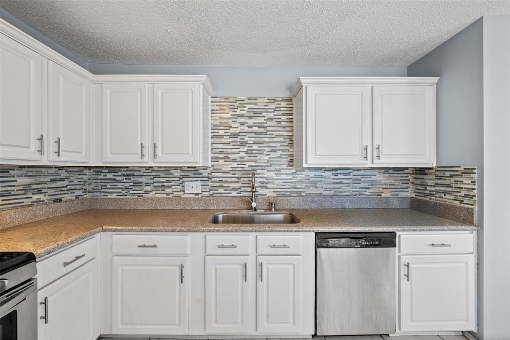 Image 14 of property listing at 6211 Sandy Hollow Drive, Katy, TX 77449