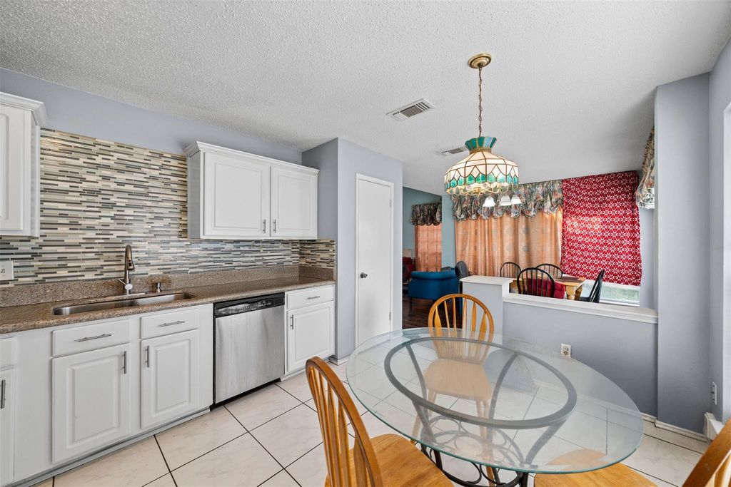 Image 15 of property listing at 6211 Sandy Hollow Drive, Katy, TX 77449