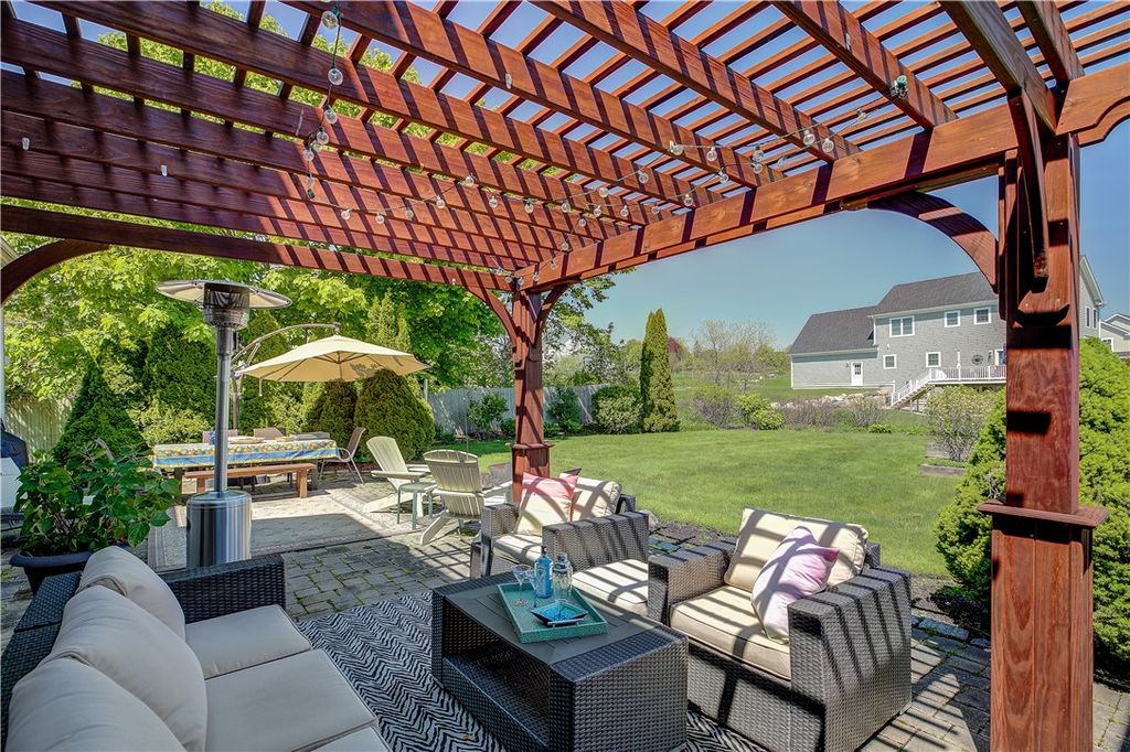 66 Mccorrie Lane, Portsmouth, RI 02871