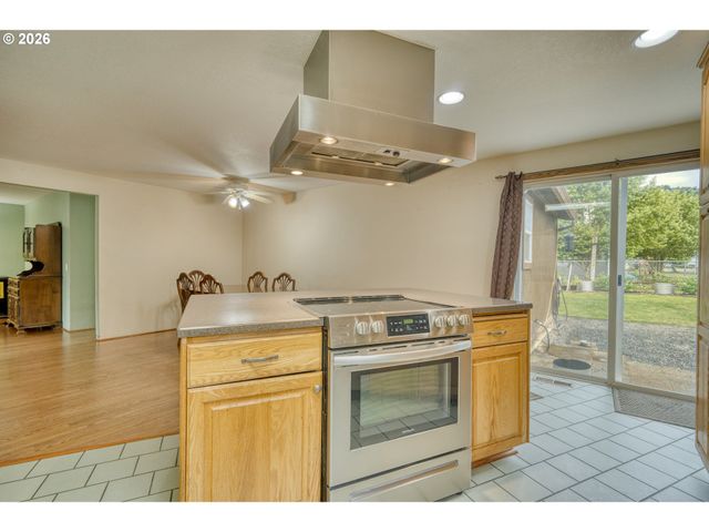 355 S 13TH St, St Helens, OR 97051