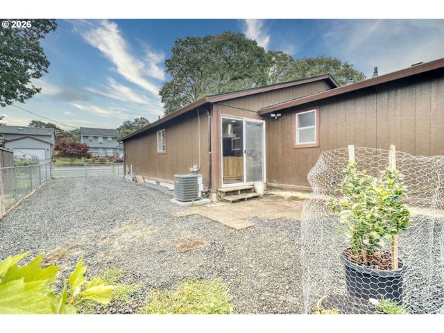 355 S 13TH St, St Helens, OR 97051