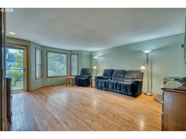 355 S 13TH St, St Helens, OR 97051