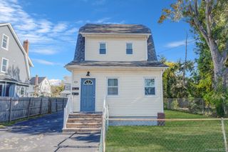 39 Chapman Place, Bay Shore, NY 11706