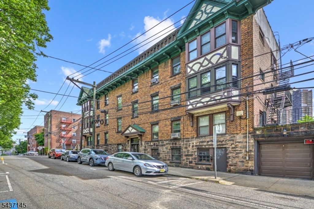 33 62nd street 1, West New York Town, NJ 07093